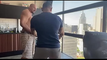 Dei a bucetinha pros lrmãos maromba depois da academia