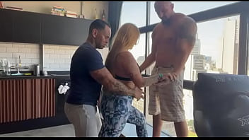 Dei a bucetinha pros lrmãos maromba depois da academia