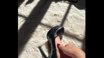 Je me touche sensuellement les pieds avec mes beaux talons noirs