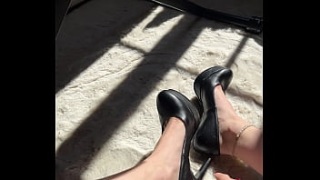 Je me touche sensuellement les pieds avec mes beaux talons noirs