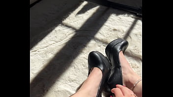 Je me touche sensuellement les pieds avec mes beaux talons noirs