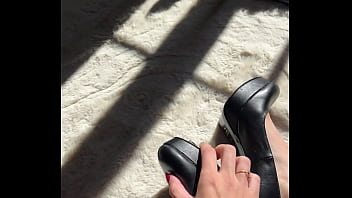 Je me touche sensuellement les pieds avec mes beaux talons noirs