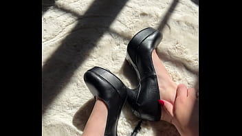 Je me touche sensuellement les pieds avec mes beaux talons noirs