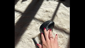 Je me touche sensuellement les pieds avec mes beaux talons noirs