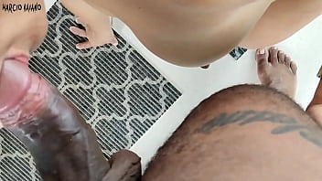 Lindas novinhas deram gostoso a buceta para homem depois de pedalarem sentando a pica gosando muito nelas