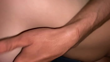 Follada entre hermanastros a plena luz de dia y los descubren