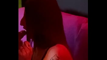 Mi amiga baja a pasarlo bien