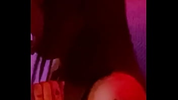 Mi amiga baja a pasarlo bien