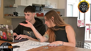 Mi amiga quería saber que se sentía tener un squirt asi que la ayude a tener uno