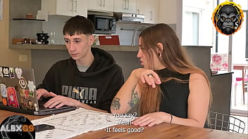 Mi amiga quería saber que se sentía tener un squirt asi que la ayude a tener uno