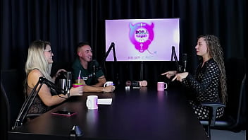 Aproveitou os nudes para monetizar fez foto se masturbando com banana e gosta de fazer atendimento mas jujube delícia sheer red