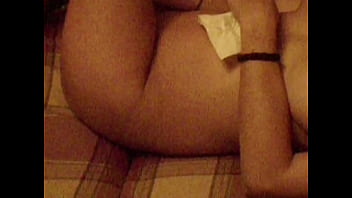 Novia arama acostada en sofa provocando