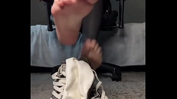 It's time for you to test the scent of my sweaty feet #smelly #sweatysoles #feetfetish #whitesocks #