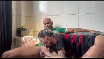 Minha namorada não deixou eu ver o jogo e acabou dando a buceta e o cuzinho pra mim