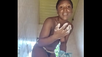 Crazybitch cleaning her body thoroughly