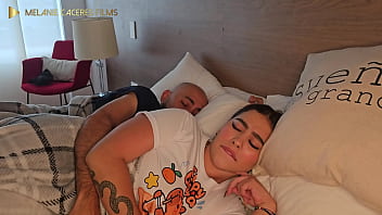 Hijastra de enorme culo se folla la enorme polla de su padrastro bajo sabanas emily fox & soldierhugecock