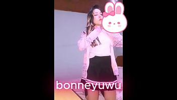 Bonneyuwu 10 05 putita argentina se masturba