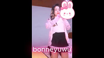 Bonneyuwu 10 05 putita argentina se masturba