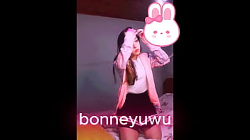 Bonneyuwu 10 05 putita argentina se masturba