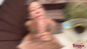 Gostosa tatuada fudendo na varanda com os vizinhos assistindo