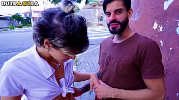 Corno safado pega um cara na rua pra comer sua esposa pau grande e grosso dentro da esposa puta