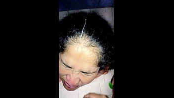 Mi hermosa vecina se queda sin agua y viene a bañarse a mi casa lo que no sabe es que no tengo puerta en el baño me dieron ganas de mear asi que la orine en su cara y boca y le di de tragar mi semen