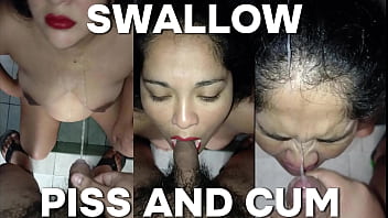 Mi hermosa vecina se queda sin agua y viene a bañarse a mi casa lo que no sabe es que no tengo puerta en el baño me dieron ganas de mear asi que la orine en su cara y boca y le di de tragar mi semen