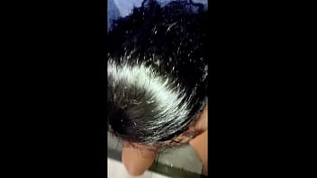 Mi hermosa vecina se queda sin agua y viene a bañarse a mi casa lo que no sabe es que no tengo puerta en el baño me dieron ganas de mear asi que la orine en su cara y boca y le di de tragar mi semen