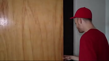 Twin brothers swap places and have sex with a blindfolded ãos gêmeos trocam de lugar e transam com gostosa v