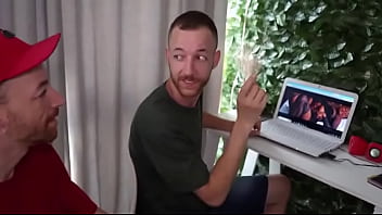 Twin brothers swap places and have sex with a blindfolded ãos gêmeos trocam de lugar e transam com gostosa v