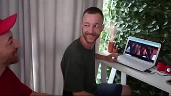 Twin brothers swap places and have sex with a blindfolded ãos gêmeos trocam de lugar e transam com gostosa v