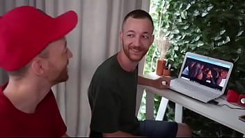 Twin brothers swap places and have sex with a blindfolded ãos gêmeos trocam de lugar e transam com gostosa v