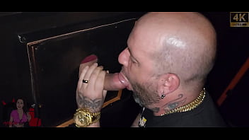 O pau dele era tao gostoso que o convidei para entrar na cabine para me foder melhor ate o corno chupou