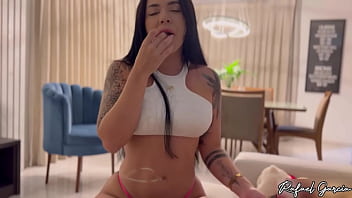 Fiz a maior putaria com a vizinha gostosa que chamei para ver um filme soquei a rola no bucetao e gozei na boca dela