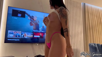 Fiz a maior putaria com a vizinha gostosa que chamei para ver um filme soquei a rola no bucetao e gozei na boca dela