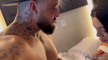 Fiz a maior putaria com a vizinha gostosa que chamei para ver um filme soquei a rola no bucetao e gozei na boca dela