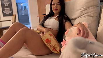 Fiz a maior putaria com a vizinha gostosa que chamei para ver um filme soquei a rola no bucetao e gozei na boca dela