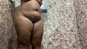 Safada rebolando toda molhada