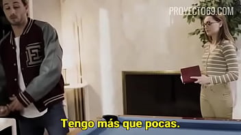 Joven nerd es follada por el capitan de futbol