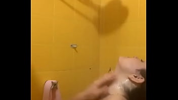 Novinha tomando banho mostrando tudo a buceta