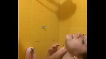 Novinha tomando banho mostrando tudo a buceta