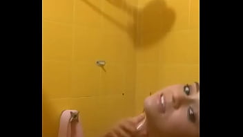 Novinha tomando banho mostrando tudo a buceta