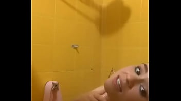 Novinha tomando banho mostrando tudo a buceta