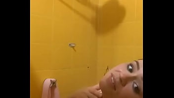 Novinha tomando banho mostrando tudo a buceta