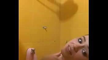 Novinha tomando banho mostrando tudo a buceta