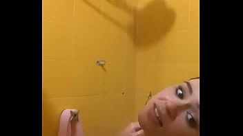 Novinha tomando banho mostrando tudo a buceta