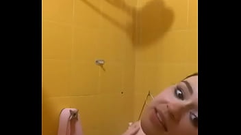 Novinha tomando banho mostrando tudo a buceta