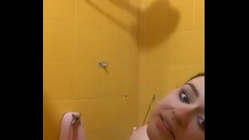 Novinha tomando banho mostrando tudo a buceta