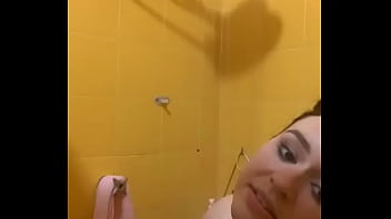 Novinha tomando banho mostrando tudo a buceta