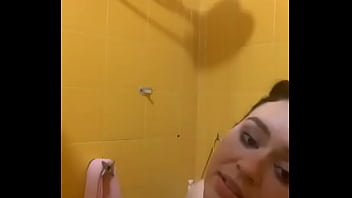 Novinha tomando banho mostrando tudo a buceta